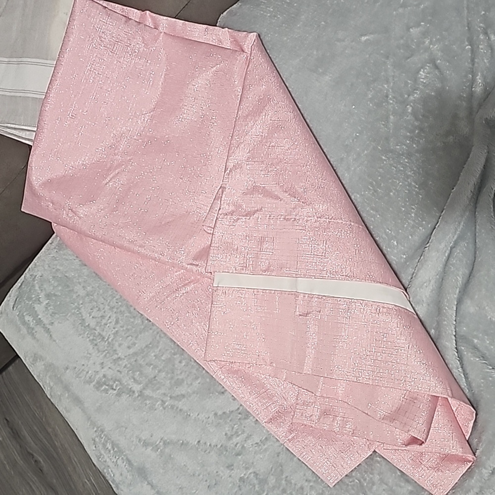 Single curtain panel